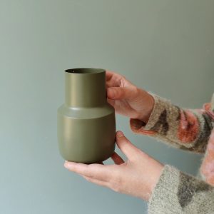 Vase en métal design vert kaki