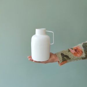 Vase en métal design façon pichet ou pot à lait blanc