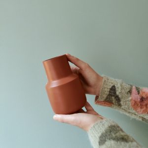 Vase en métal design terracotta