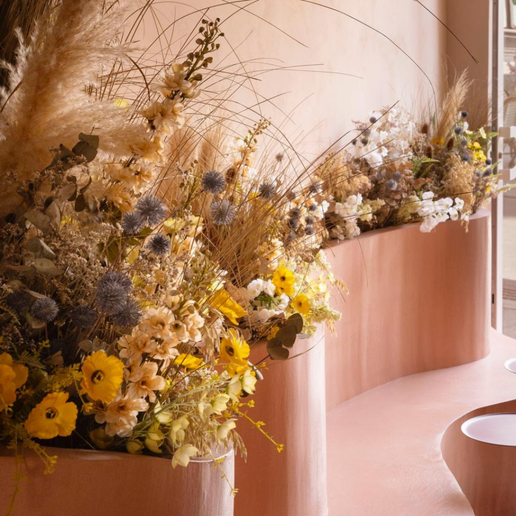 scénographie florale café parisien