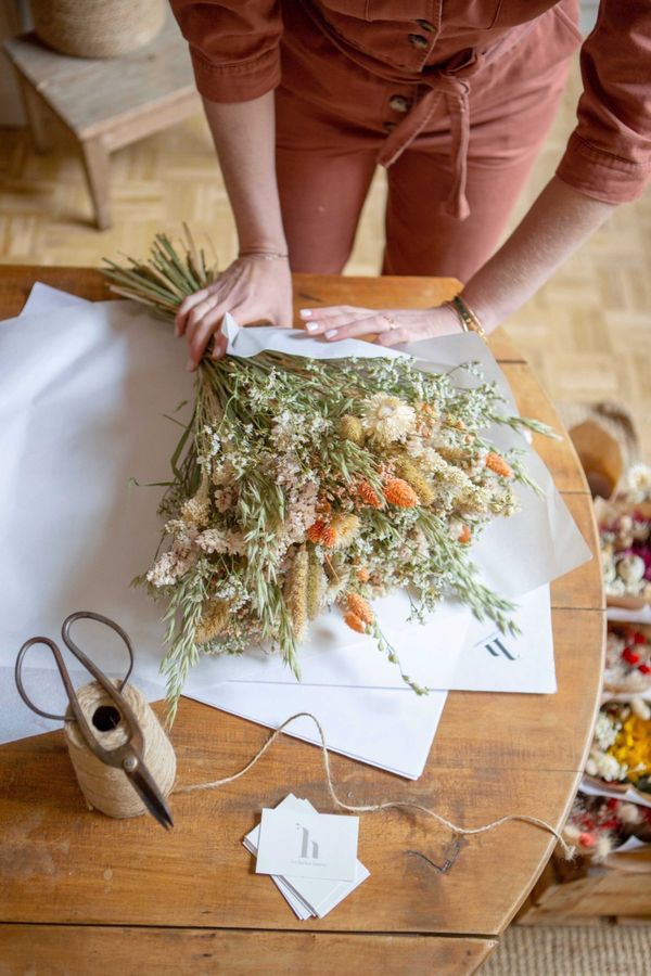 Un bouquet printanier de fleurs séchées aux couleurs douces.