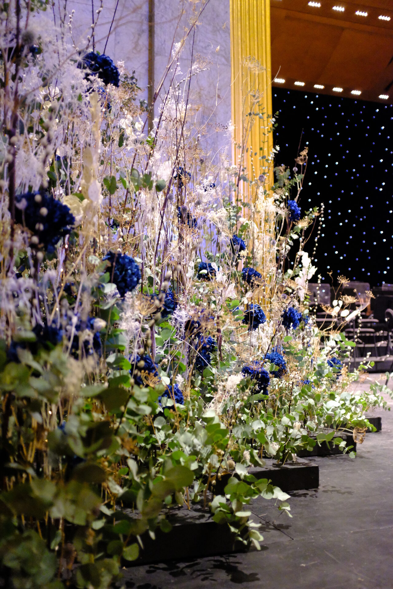 Décoration florale pour une soirée de gala. Client : EDF.