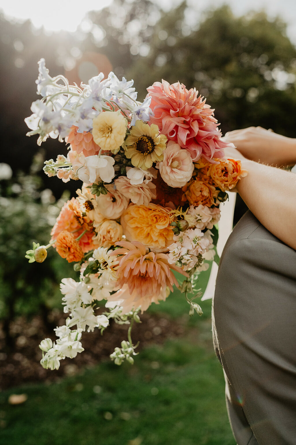 bouquet de mariée coloré fleurs de saison mariage Nantes